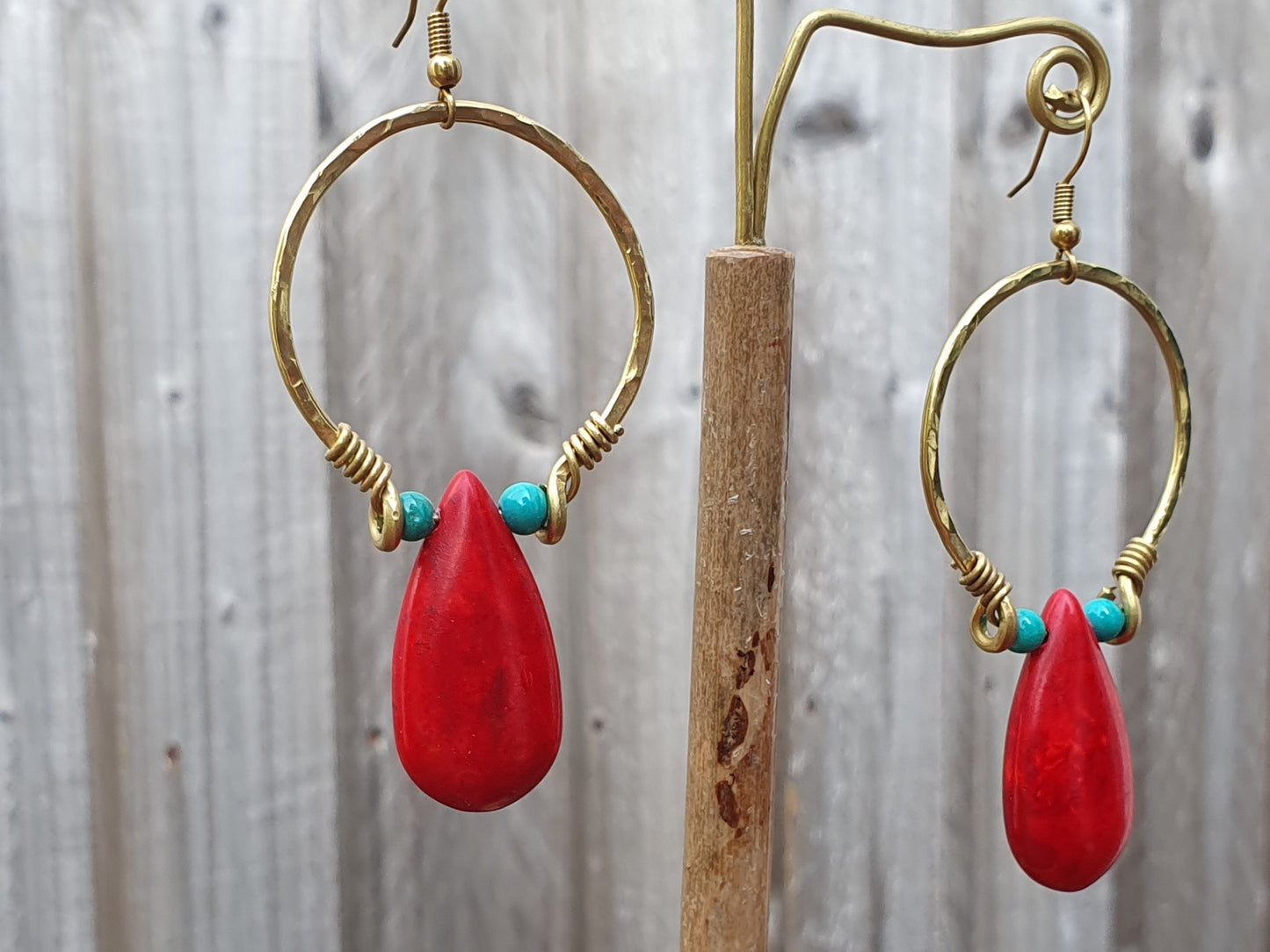 Red howlite earrings,red stone earrings,gold hoop,turquoise earrings,red raindrop earrings,boho earrings,minimalist earrings,gemstone dangly