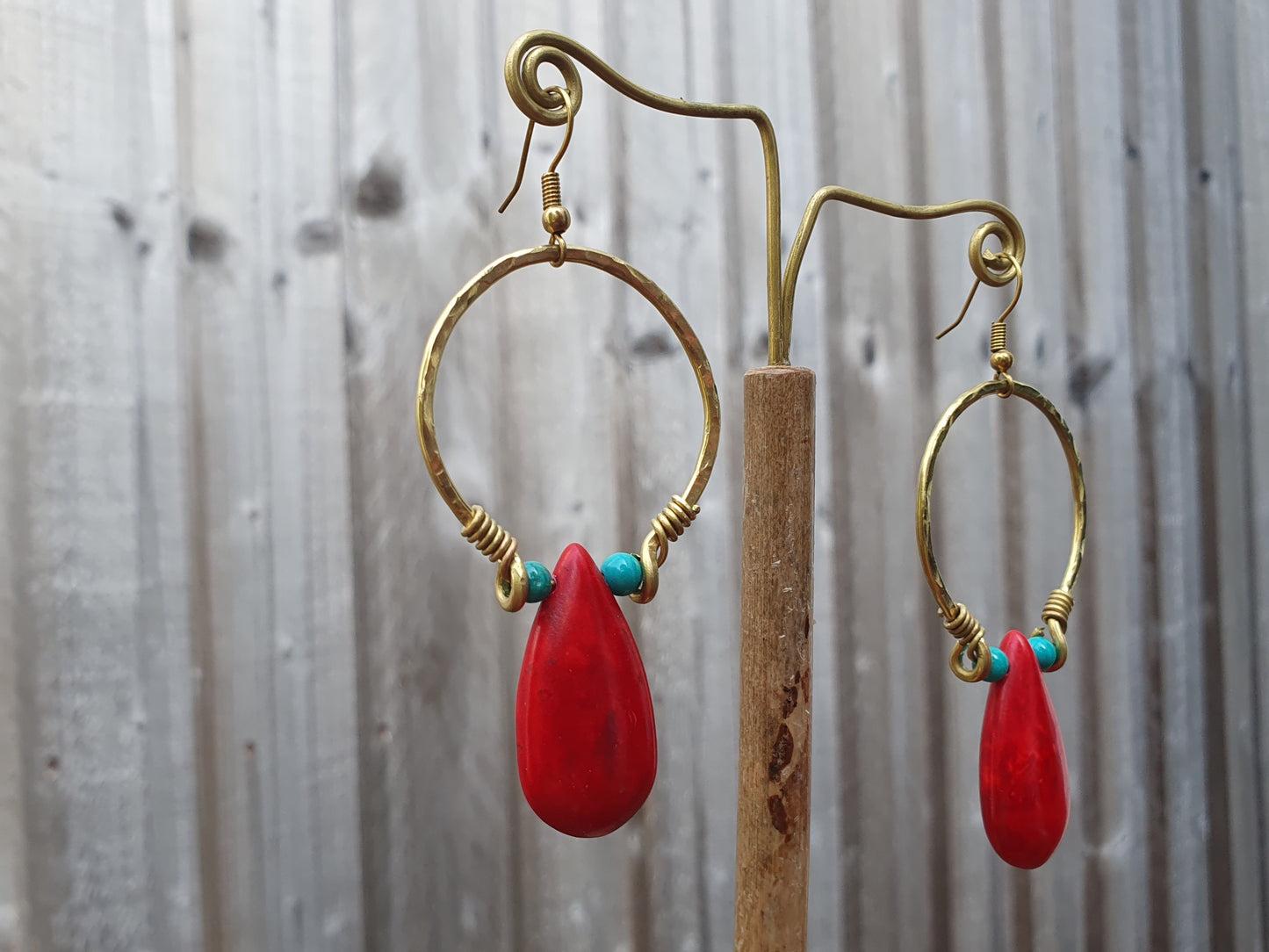 Red howlite earrings,red stone earrings,gold hoop,turquoise earrings,red raindrop earrings,boho earrings,minimalist earrings,gemstone dangly